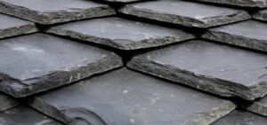 Lire la suite à propos de l’article Rénover et entretenir une toiture en ardoise naturelle : guide complet